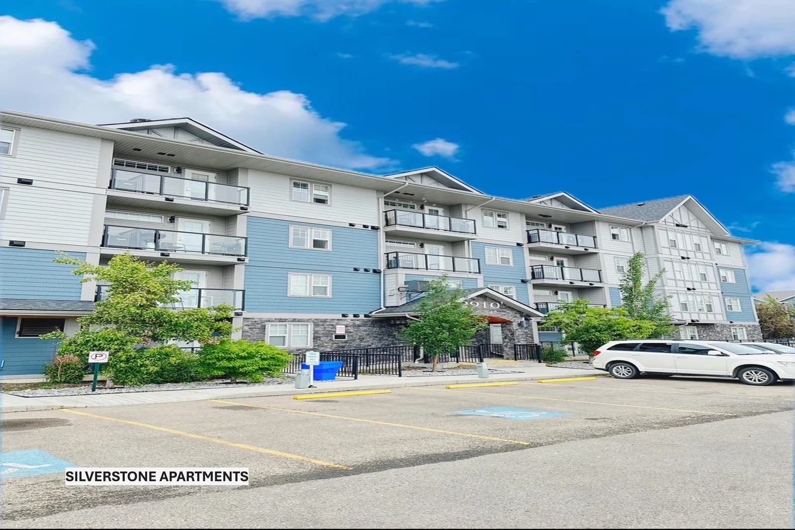 STUNNING 1 BED & 1 BATH APARTMENTS