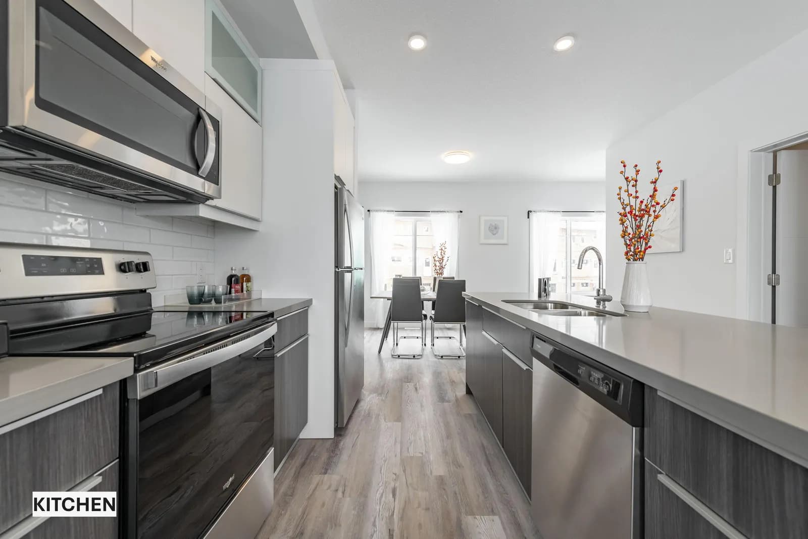 3 BED + DEN + 2.5 BATH + 2 GARAGE TOWNHOME