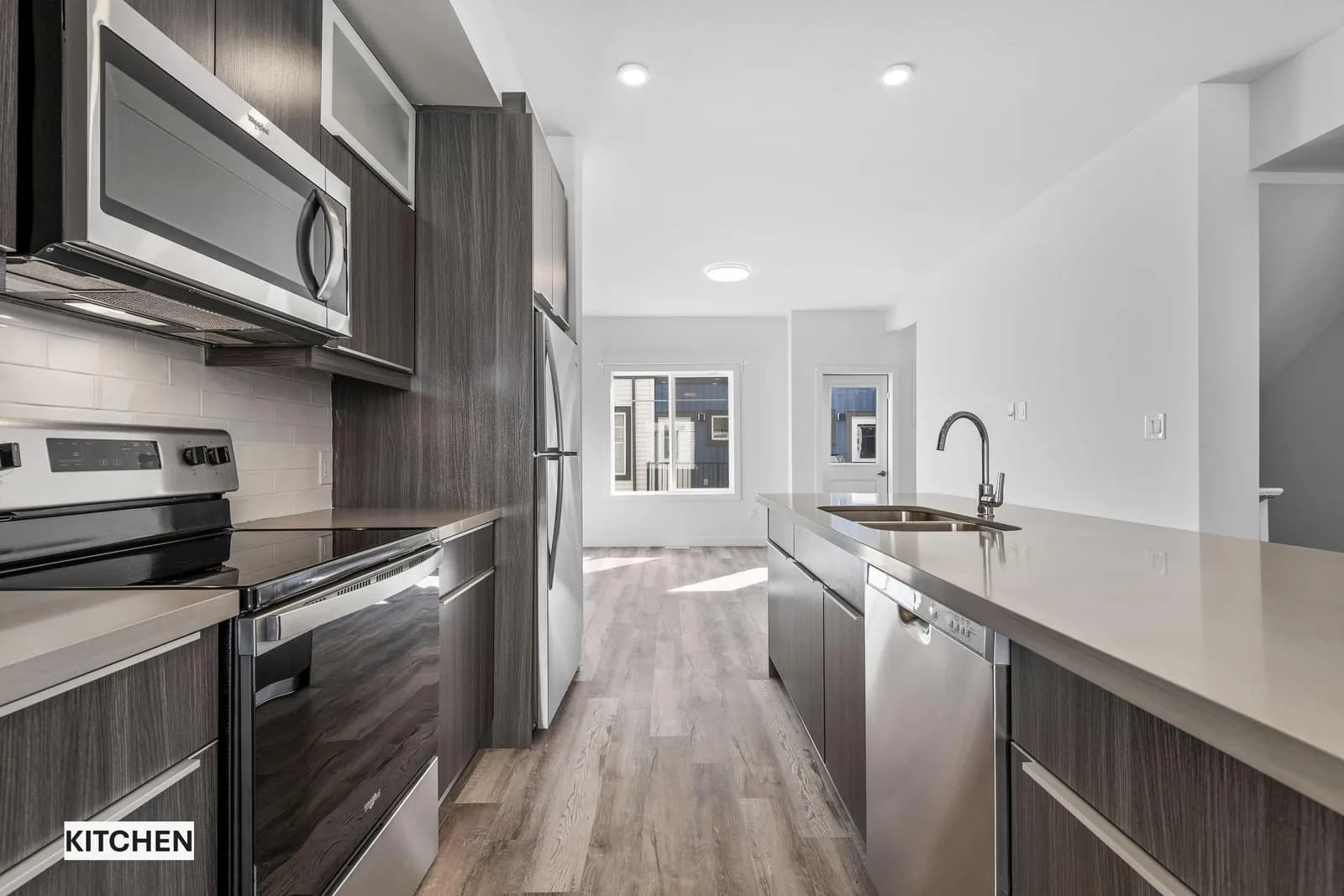 2 BED + DEN / 2.5 BATH TOWNHOMES