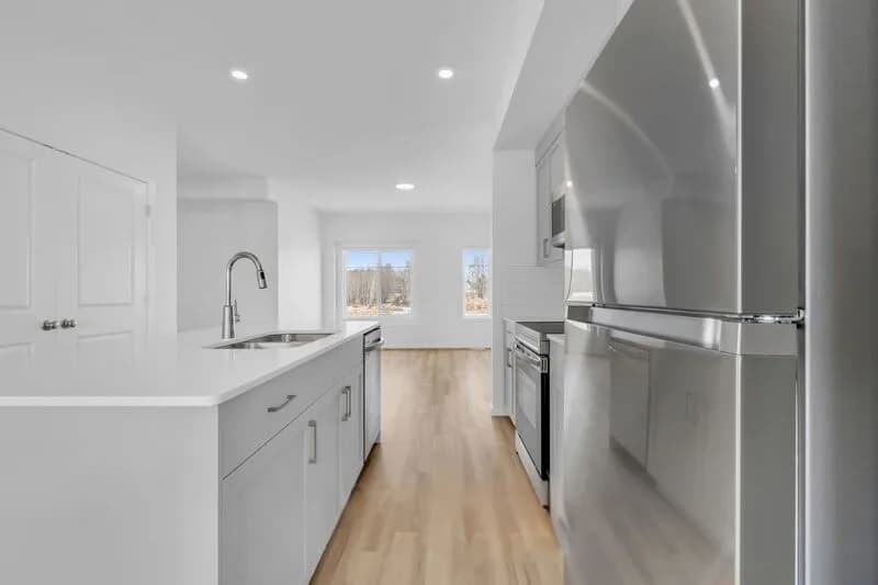 STUNNING 3 BED + 2.5 BATH & 2 CAR GARAGE TOWNHOUSE