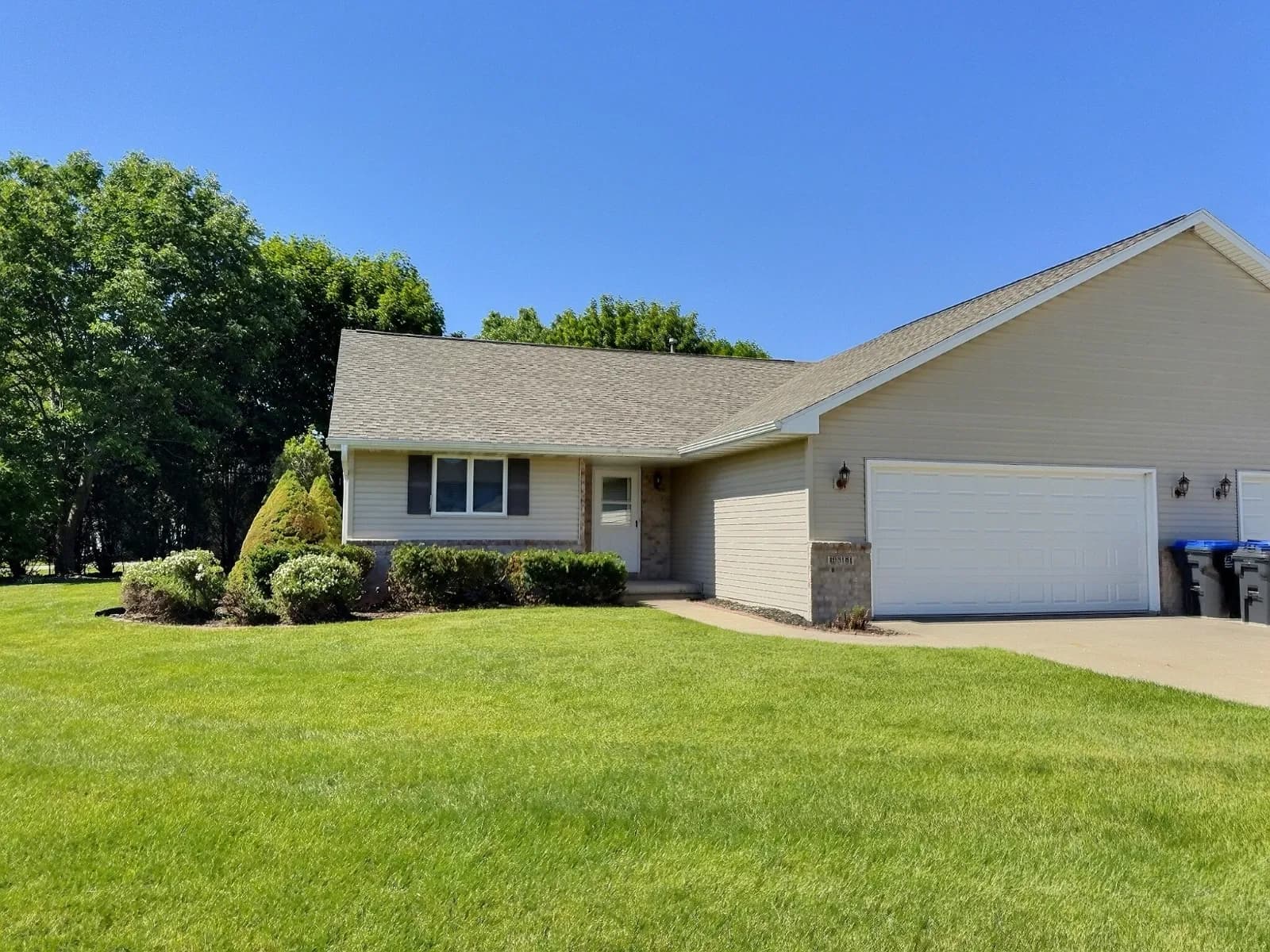Great cul-de-sac Location, Large yard