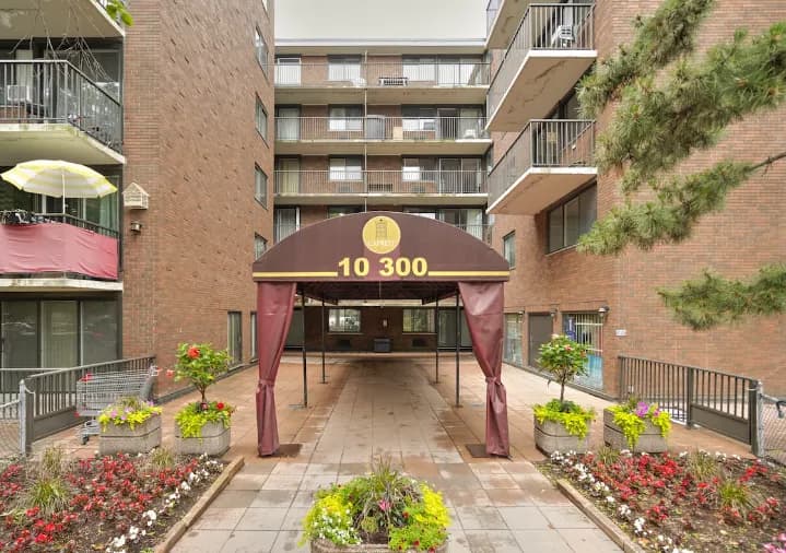 What do I love about my Capreit community? It's down to either my huge living room with beautiful original finishes, the amazing skyline view from the building's park, or the historical grounds and mansion. Britney