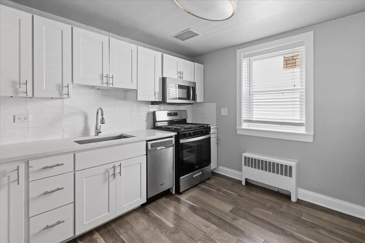 Newly remodeled units! Featuring band new kitchens, modern bath, and stainless steel appliances!