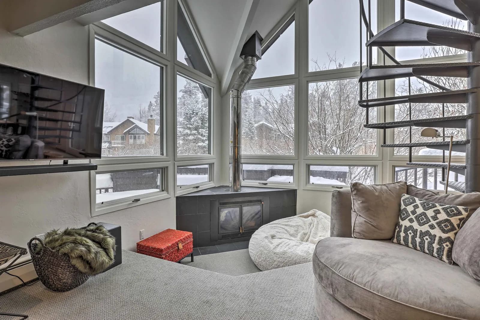 Vail Condo w/ Mtn View Deck - Steps to Ski Shuttle