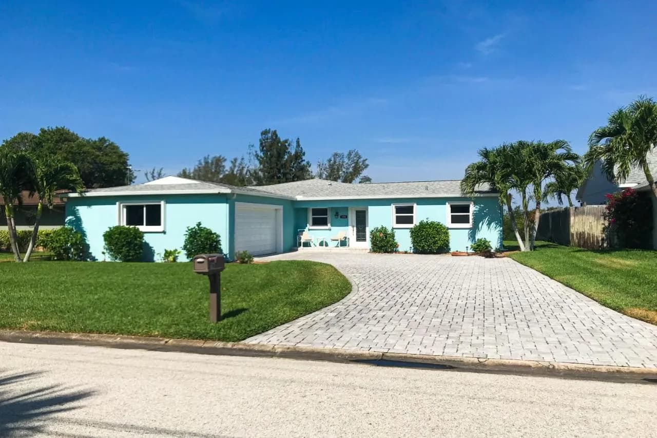 Waterfront home with spacious living room and close to the beach
