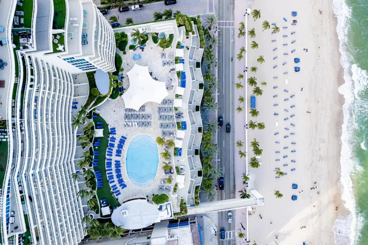 Luxury 15th Floor Water View Suite ( 1 beds | 2 baths | 964 sq/ft )