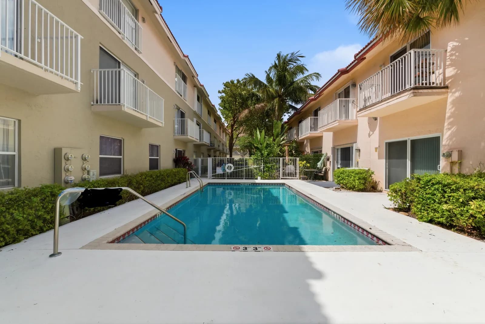 Spacious 3Level/3BR/3.5 Bath Townhome — Pompano Beach, FL
