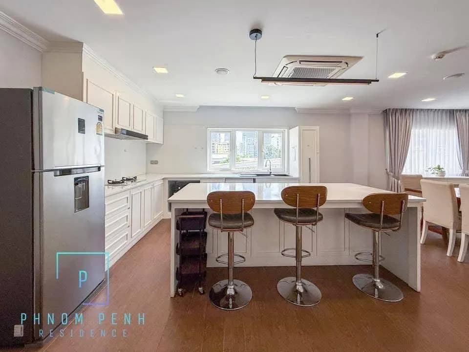Exclusive Executive Apartment in BKK1 – Expansive Living Space & High-End Finishes