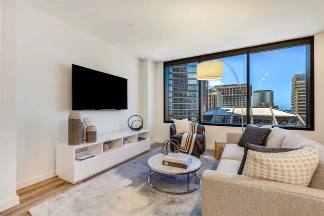 SPACIOUS 1 BEDROOM / 1 BATH APARTMENT IN DOWNTOWN HONOLULU