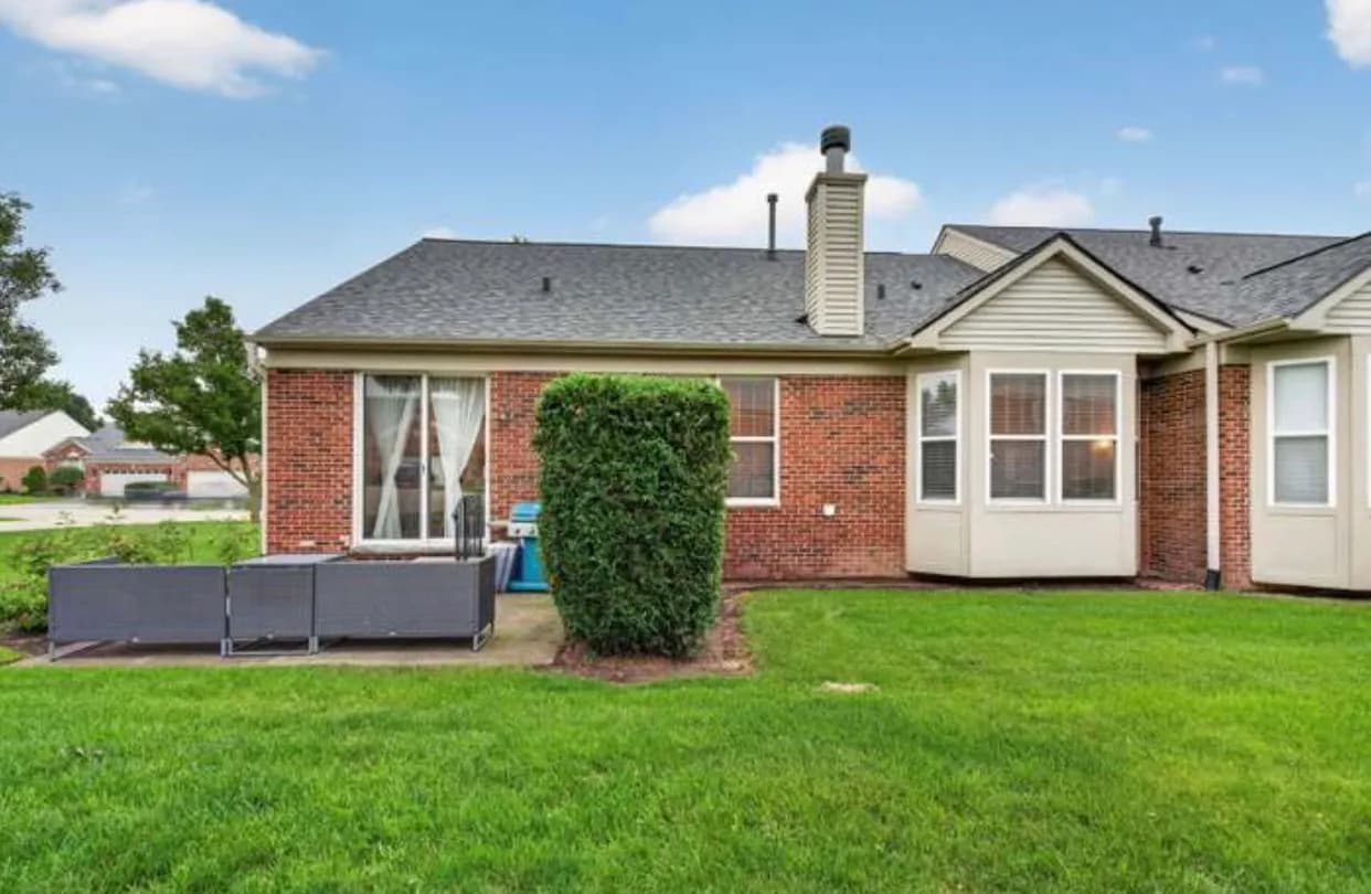 Spacious end-unit ranch townhome