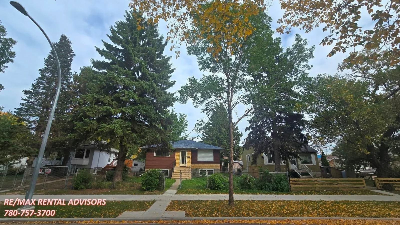 This fully fenced property is close to Downtown — house rental in Edmonton, AB