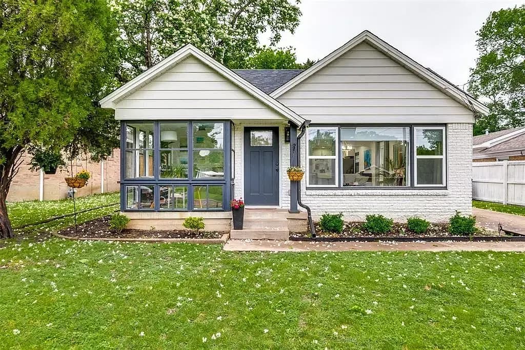 fenced yard. Dog-friendly (no cats). Minutes to Bishop Arts a walkable — house rental in Dallas, TX