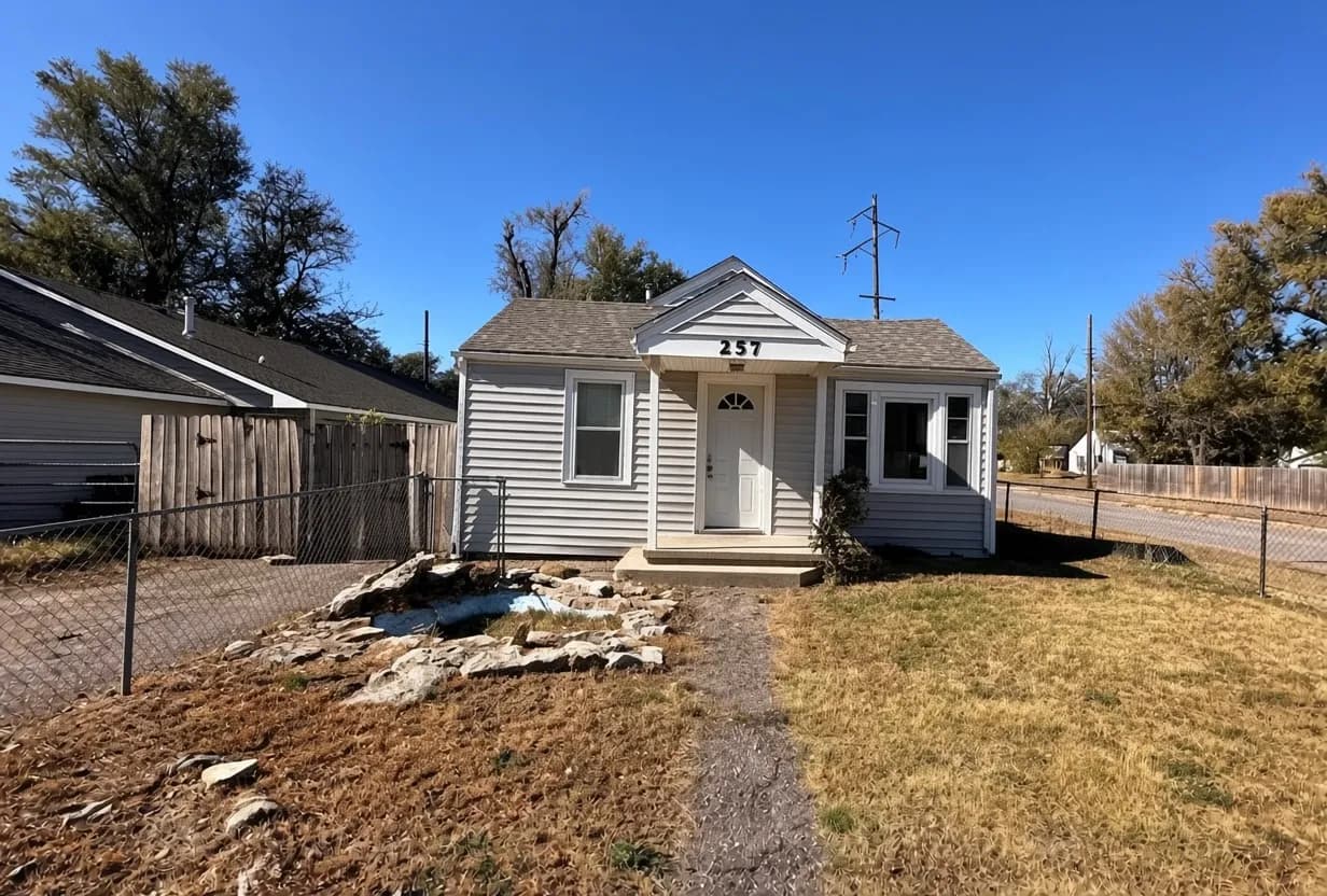 *$1250/mo - 3BR/1BA Single Family Home - Large Fenced Backyard w/ Shed — house rental in Wichita, KS