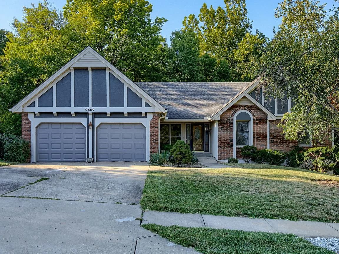 Beautiful Straight Ranch Home W/brick & Vinyl Exterior — house rental in Gladstone, MO