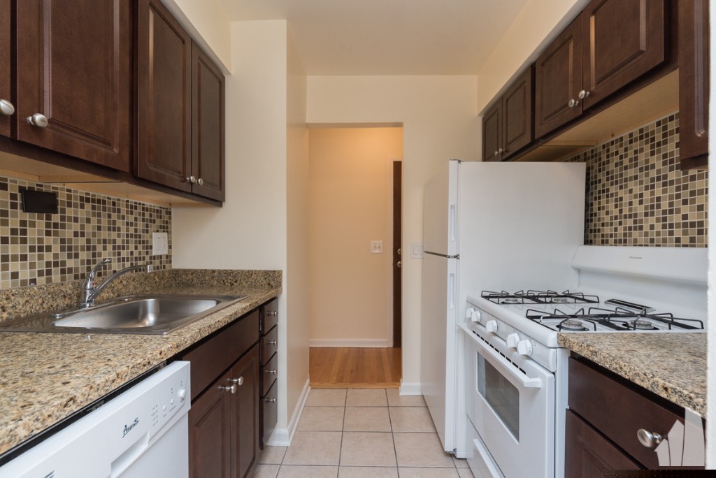 Mid-rise along Sheridan Rd located just steps away from Thorndale Red Line!